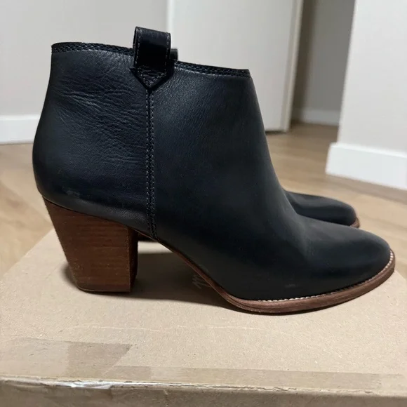 Madewell The Billie Boot in Leather - True Black - Picture 5 of 11